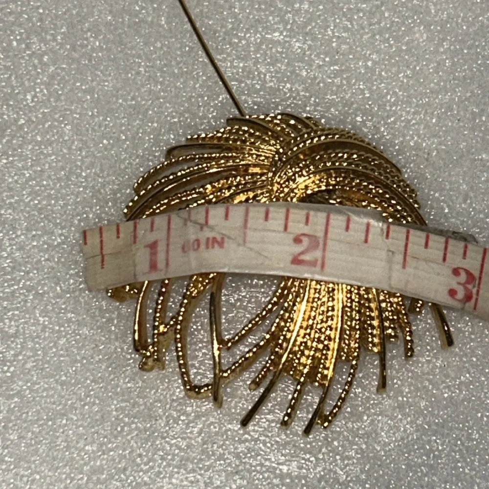 Vintage Monet Mirador
Brooch Gold Tone Starburst size 2" X 2" - Picture 15 of 17